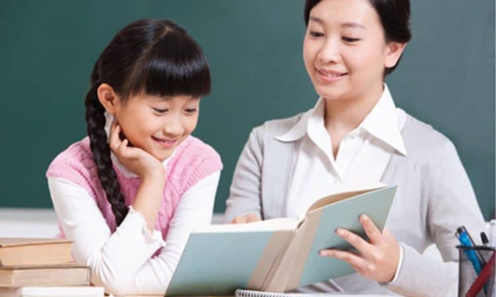 Nên chọn sinh viên hay giáo viên cho học sinh nhút nhát